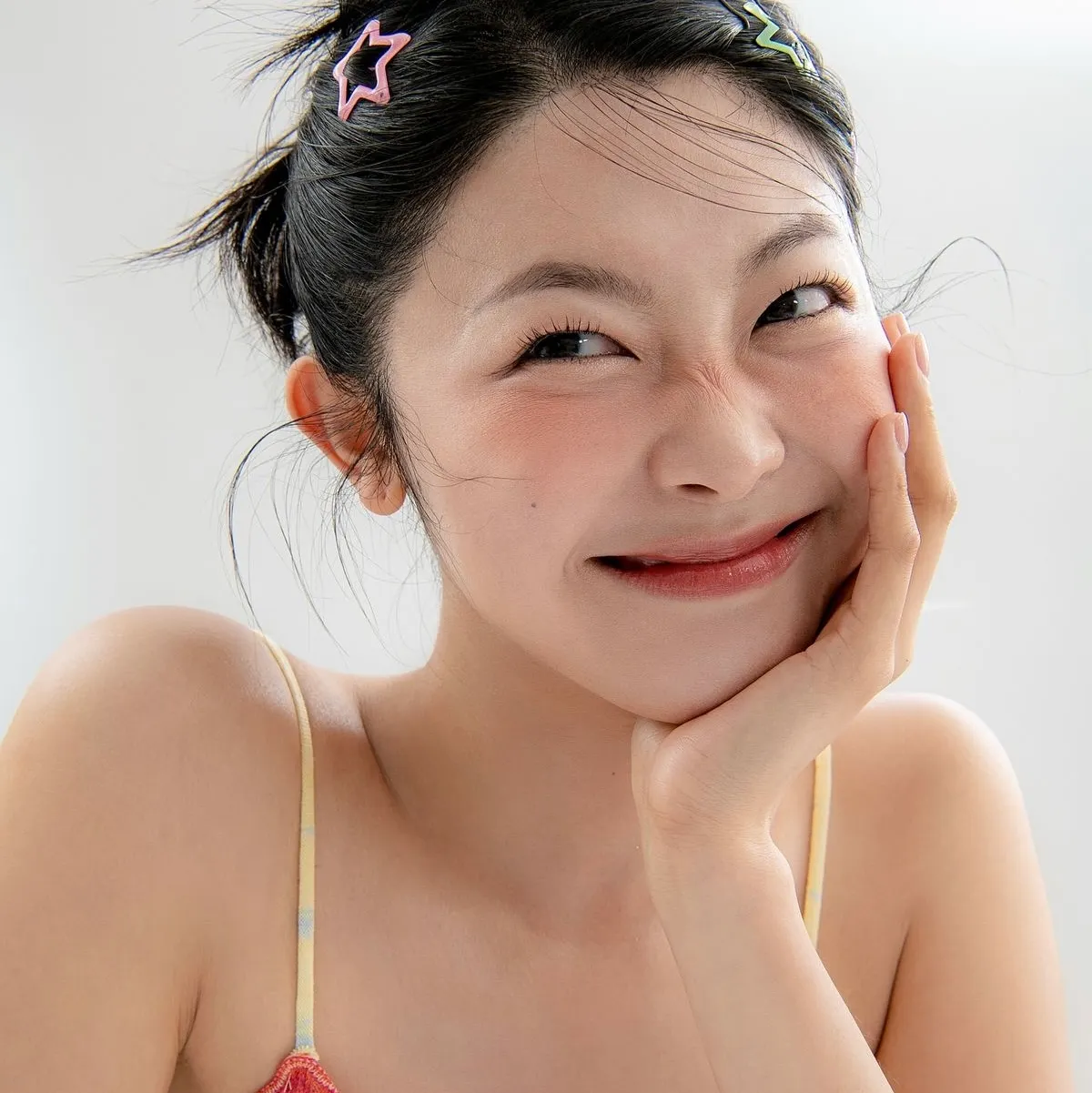 Cô gái với vẻ ngoài rạng rỡ sau khi sử dụng mỹ phẩm đa năng.