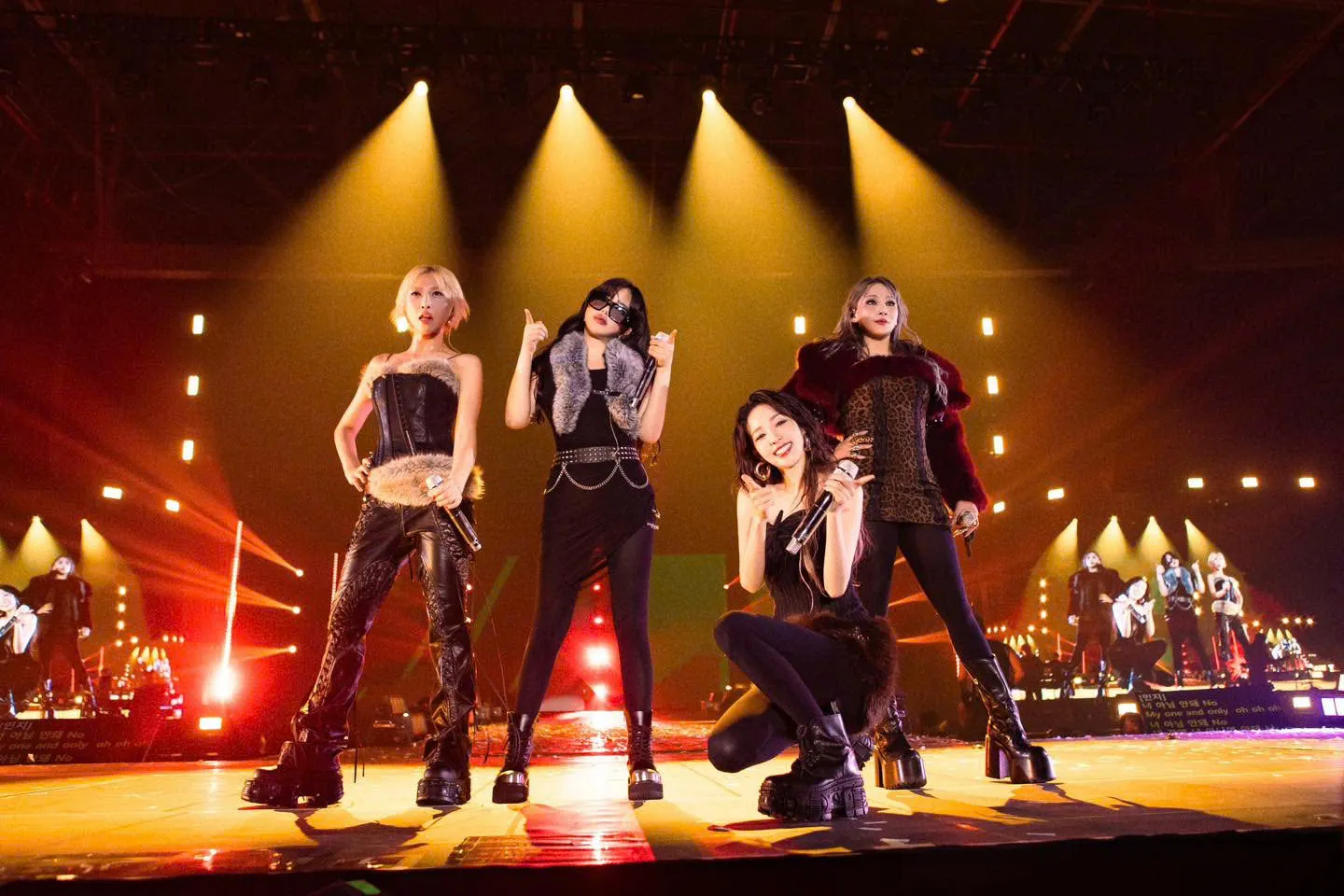 Nhóm nhạc huyền thoại 2NE1 thể hiện phong cách mạnh mẽ, cá tính trong trang phục từ LSOUL trên sân khấu. 