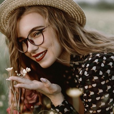 bản lĩnh cô gái môi đỏ tóc vàng