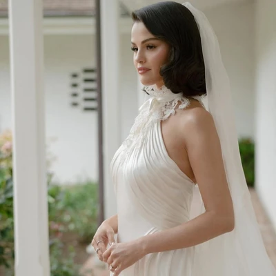 váy cưới và trang sức kim cương triệu đô của Selena Gomez