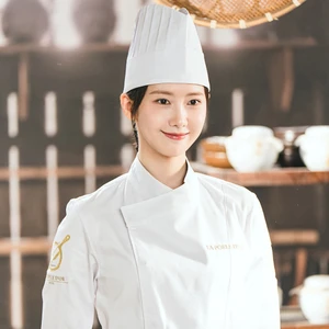 Yoona trang điểm trong veo, mang trang phục đầu bếp màu trắng