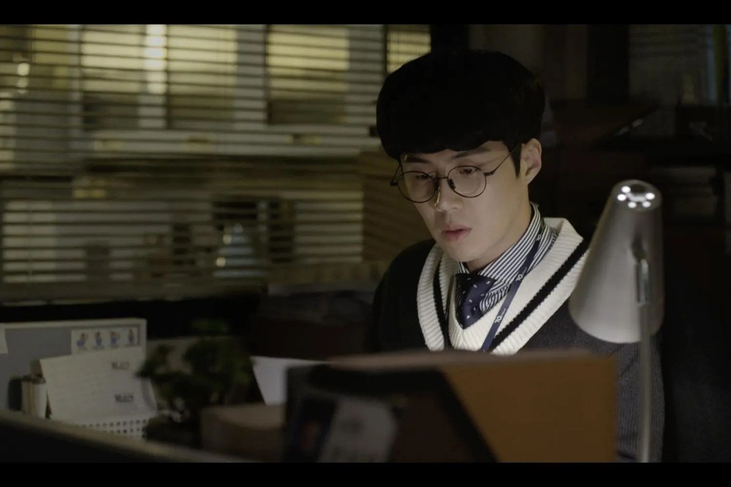Kim Seon Ho vào vai Sun Sang Tae - một nhân viên trẻ có vẻ ngoài trầm lặng, ít nói nhưng luôn quan sát rất kỹ xung quanh.