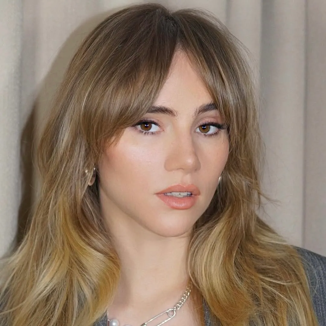 Hình ảnh Suki Waterhouse với bottleneck bangs.