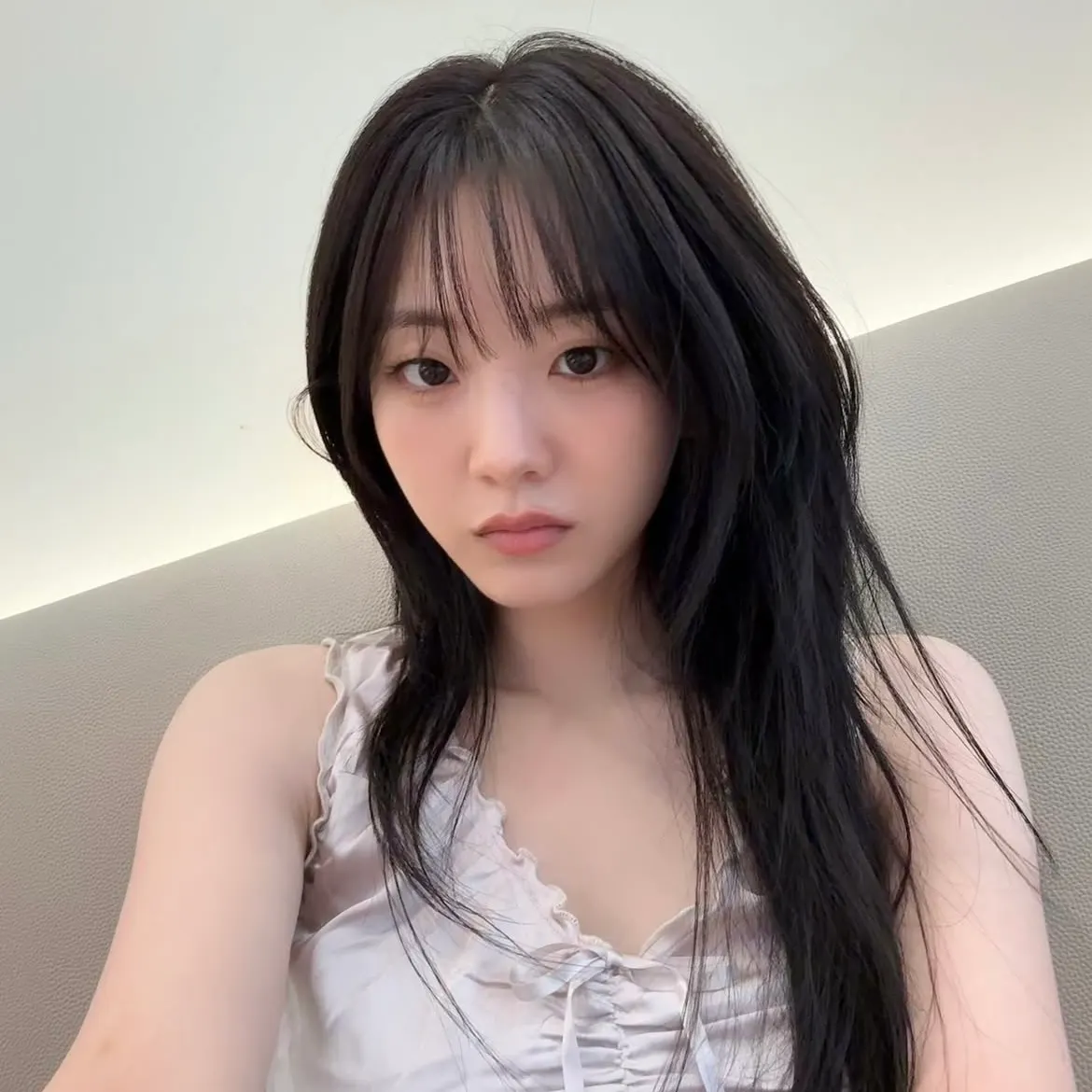 Layout makeup nhẹ nhàng của nữ chính Head Over Heels ngoài đời với tông màu muted tone thanh lịch và hiện đại.