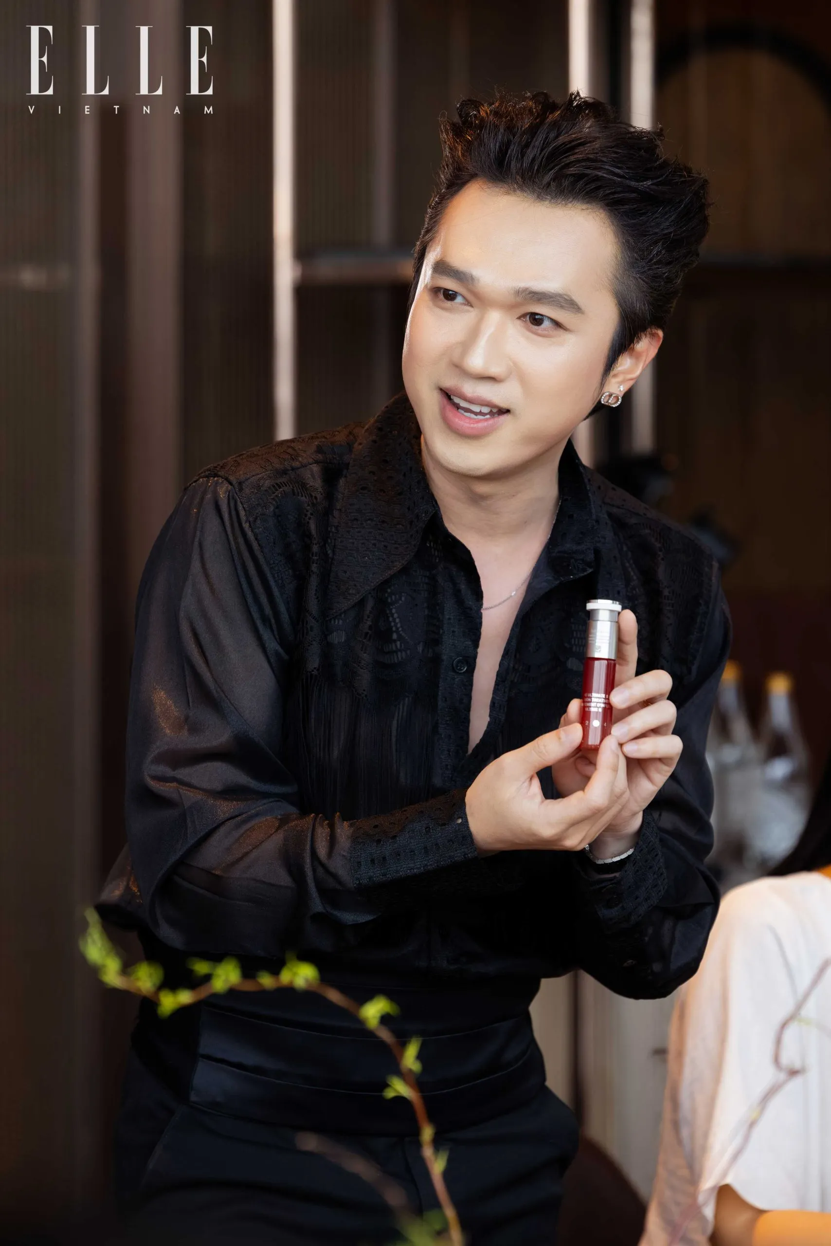 Minh Xù cầm lọ mỹ phẩm