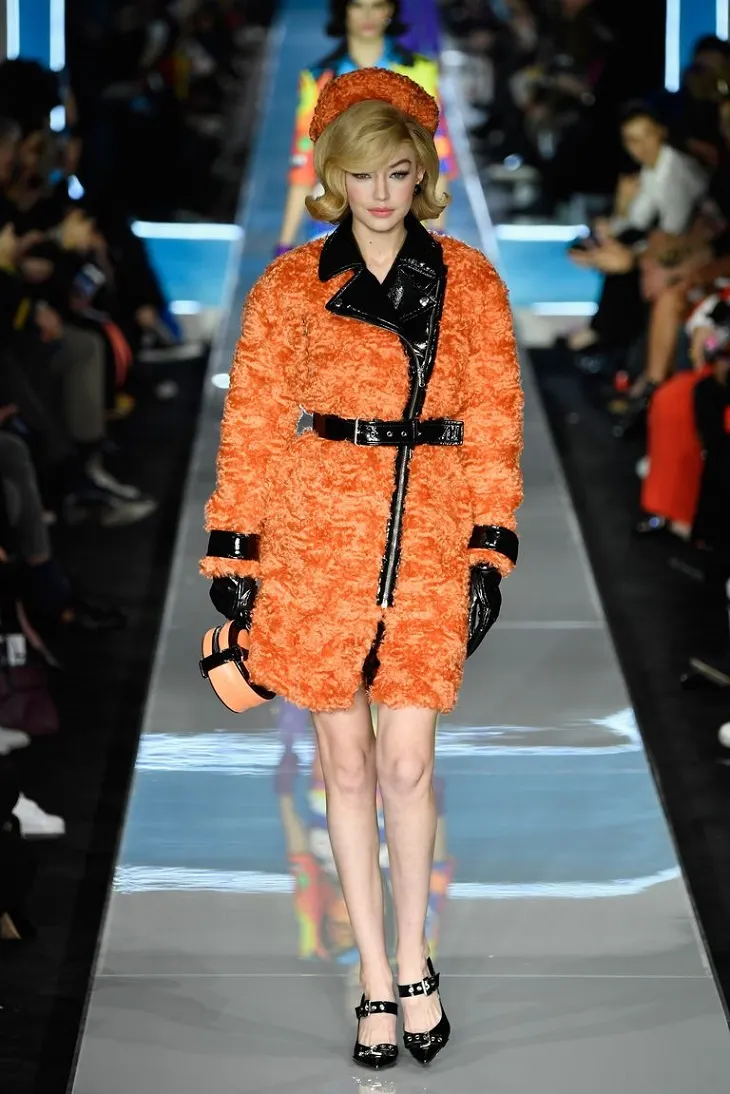 ELLE Việt Nam - Moschino nhân bản Jackie Kennedy tại sân khấu runway Milan Fashion Week 2018 (8)