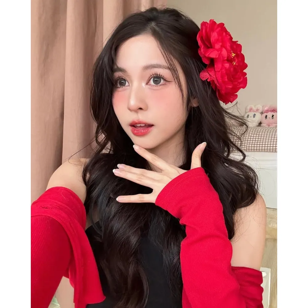 Beauty blogger Thái Lan Babyjingko cài lên tóc đóa hoa cẩm chướng màu đỏ được làm bằng vải.