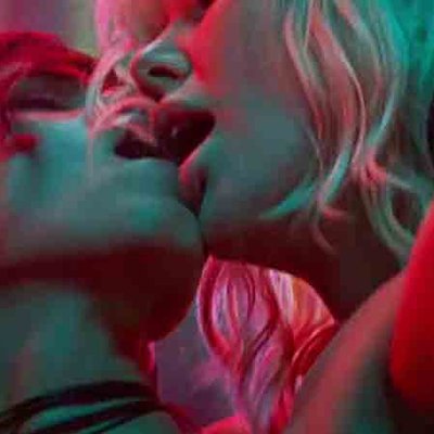 Charlize Theron khóa môi nóng bỏng với bạn diễn đồng giới