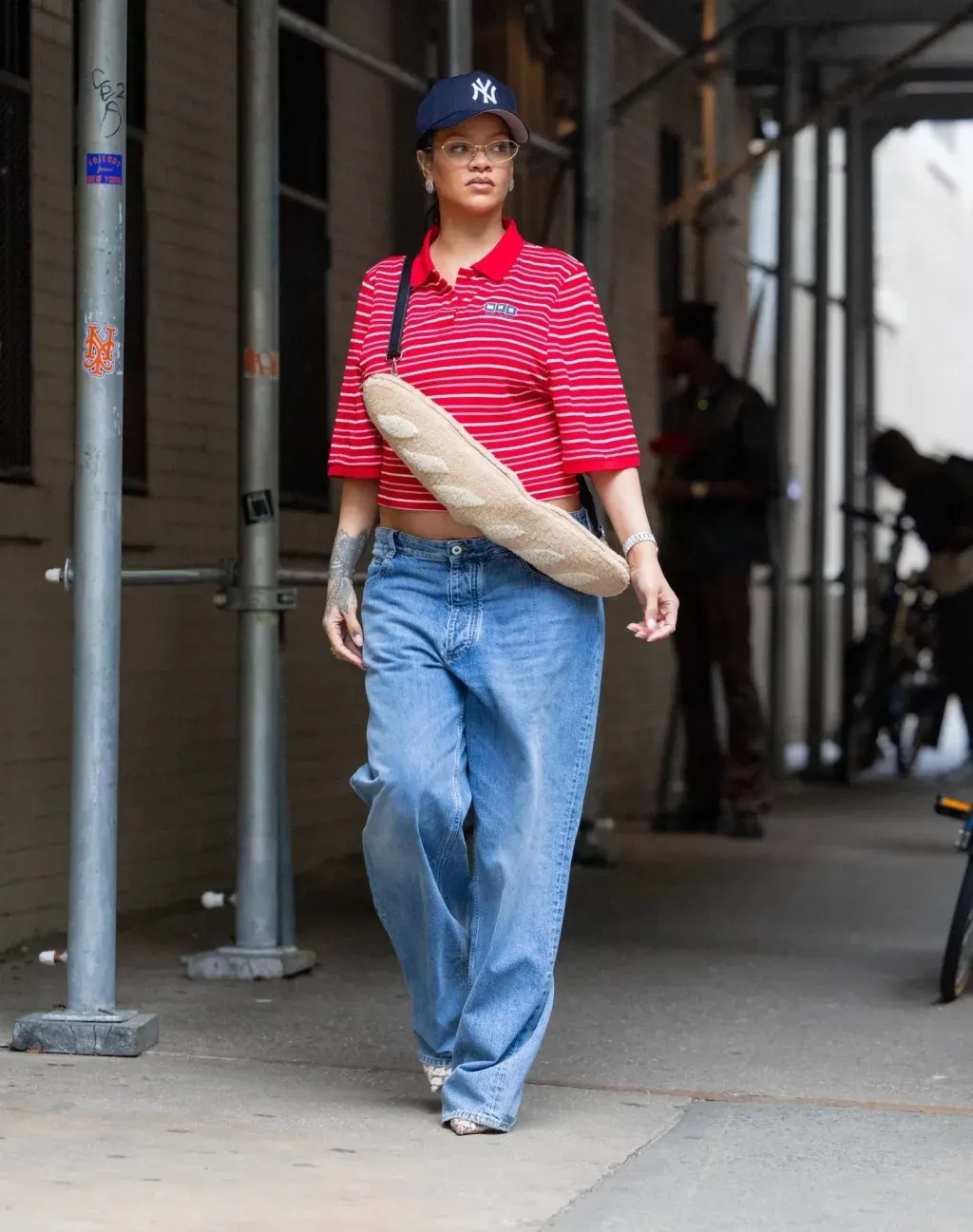 Áo polo dáng oversize phối với quần ống đứng