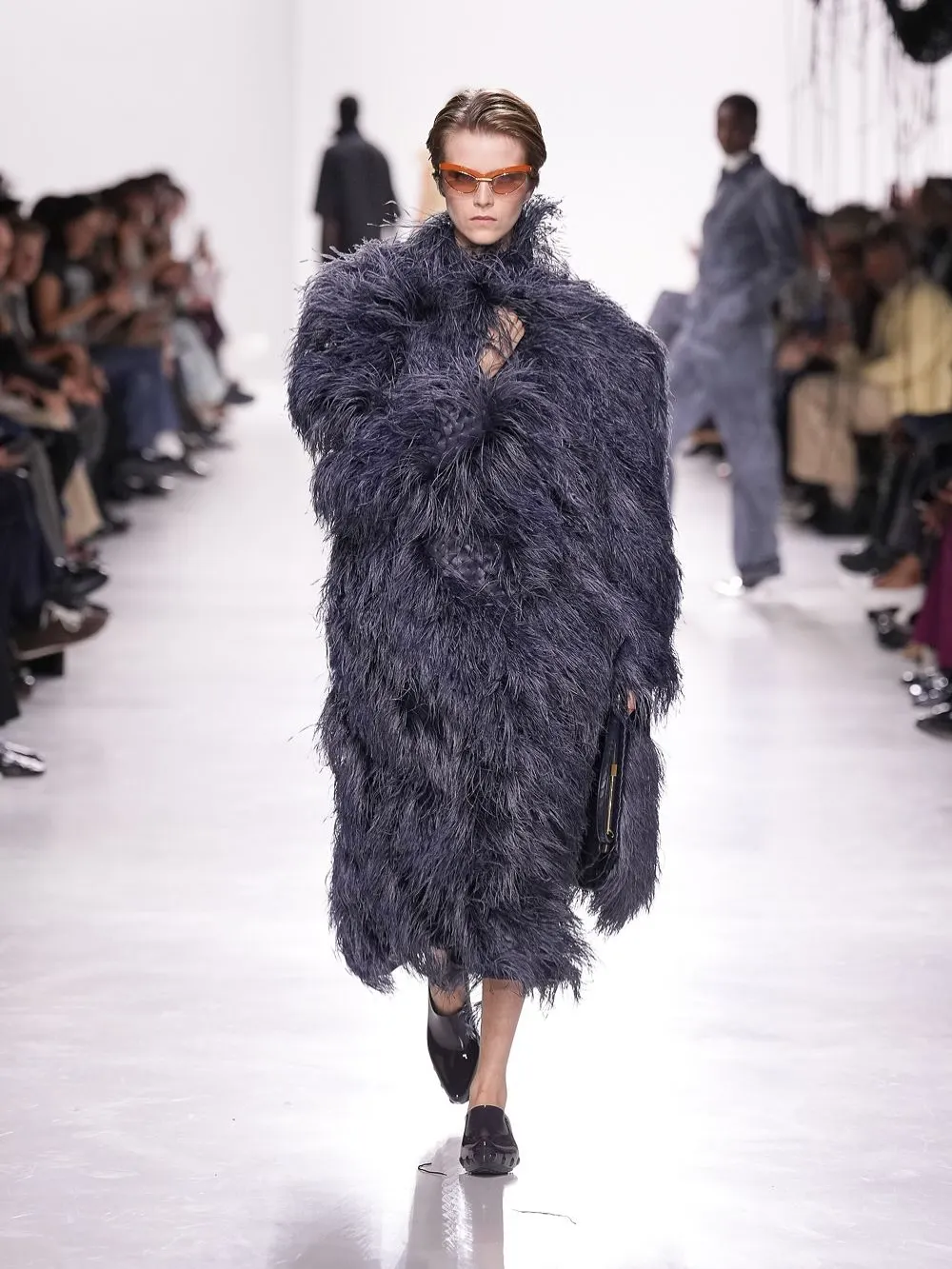 Bước chuyển mình của thời trang Xuân 2026 trên nền ánh sáng runway.