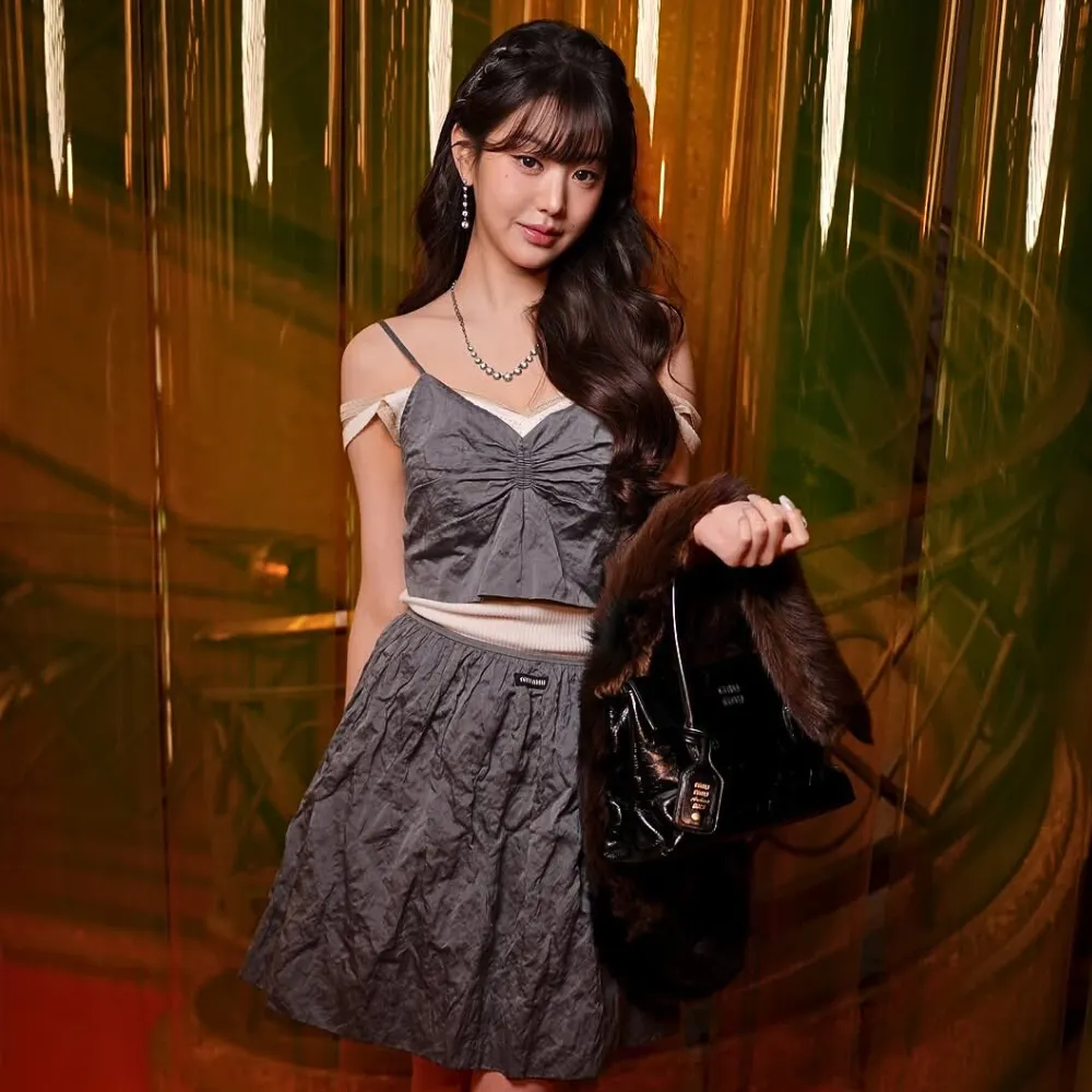 Jang Wonyoung mang trang phục xám xanh tại Paris Fashion Week 2026