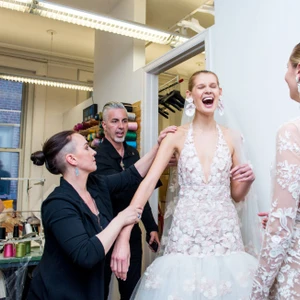 Hình ảnh hậu trường từ Bridal Spring Fashion Week 2017 - ellevietnam 44