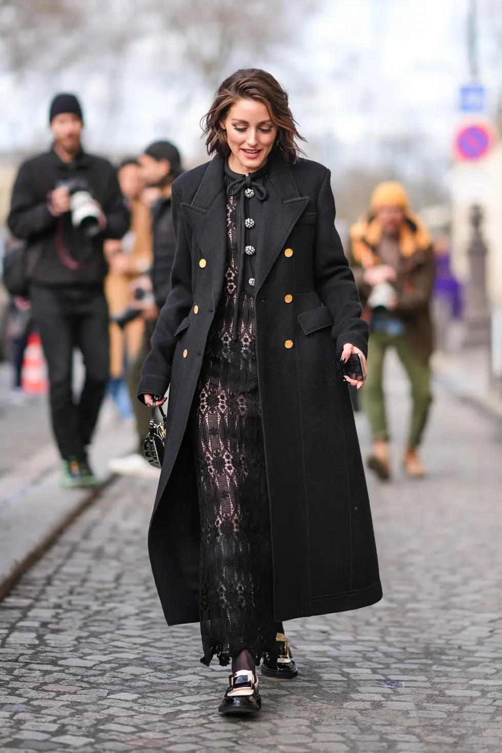 phối đồ với ren và trench coat 