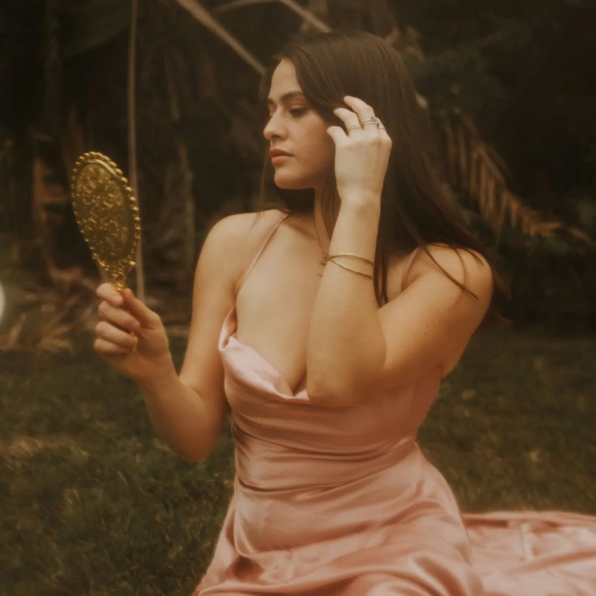 Cô gái đầm hồng soi gương thực hiện trắc nghiệm DISC 