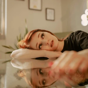 cô gái cung hoàng đạo tóc đỏ