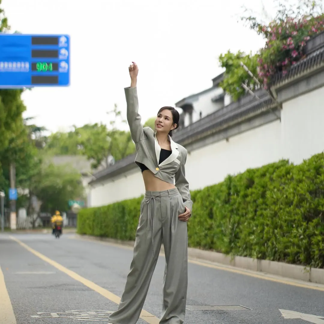 Lý Nhược Đồng diện quần ống rộng 