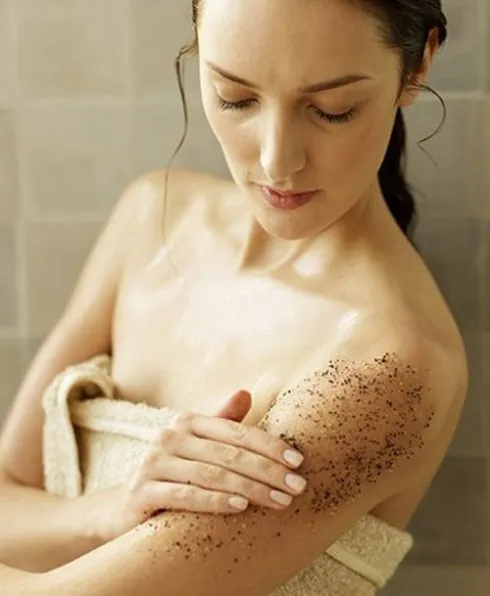 Phái nữ làm đẹp với cafe