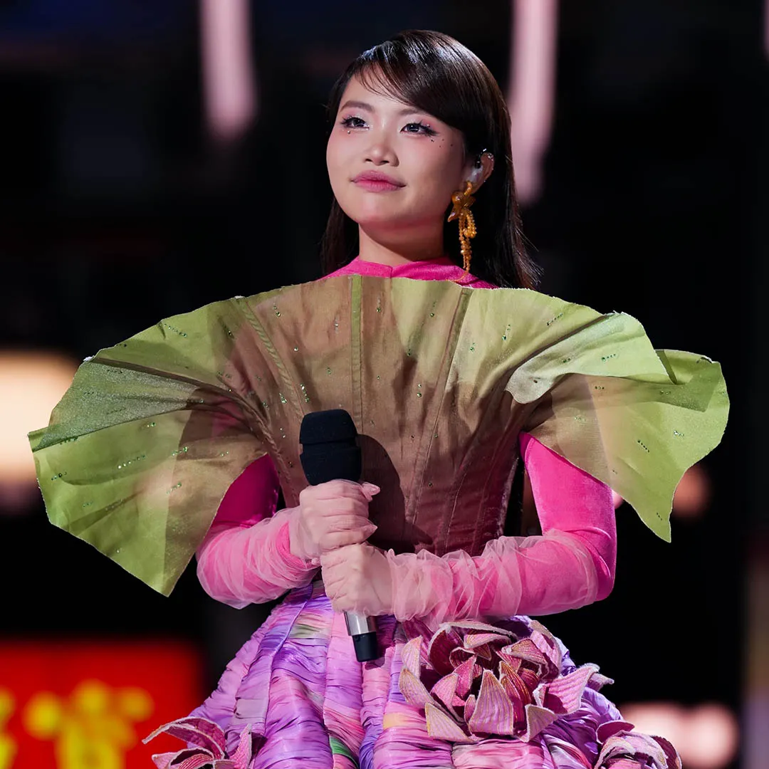 Phương Mỹ Chi lồng ghép yếu tố văn học dân gian trên nền nhạc hiện đại trong Bóng Phù Hoa Sing! Asia 2025