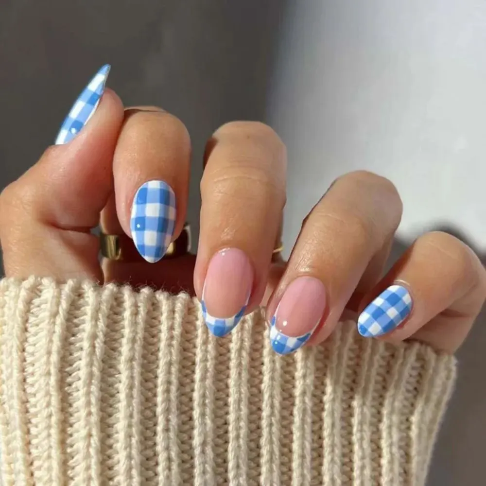 Kiểu nail gingham xanh.