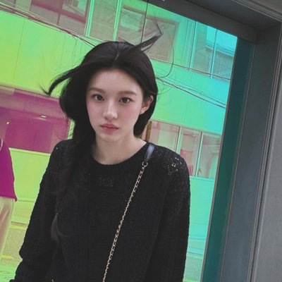 cô gái tết kiểu tóc đuôi sam