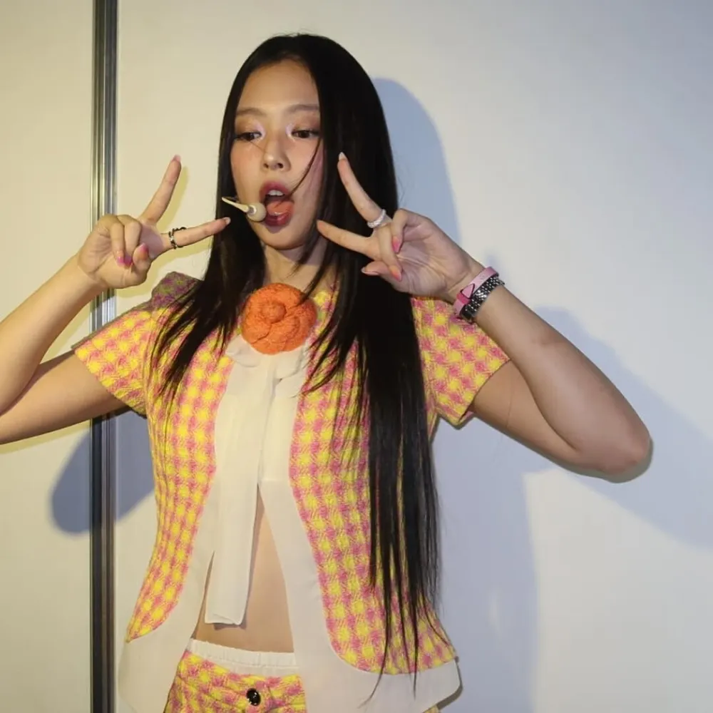 Jennie (BLACKPINK) với trang phục màu cam.