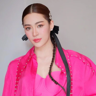 Nữ diễn viên Thái Lan tết tóc lệch để tham gia một buổi concert.