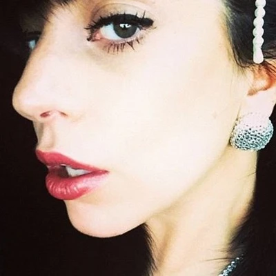 Lady Gaga chụp selfie cho chiến dịch mới của Shiseido