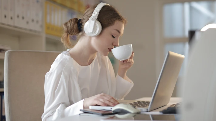 cô gái uống cà phê chán ghét công việc