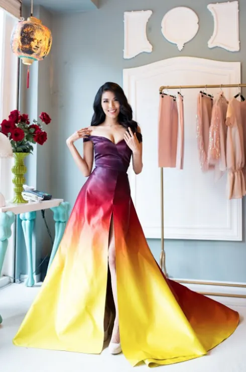 Nét đẹp rạng rỡ của Lan Khuê trong trang phục không thể bùng cháy hơn