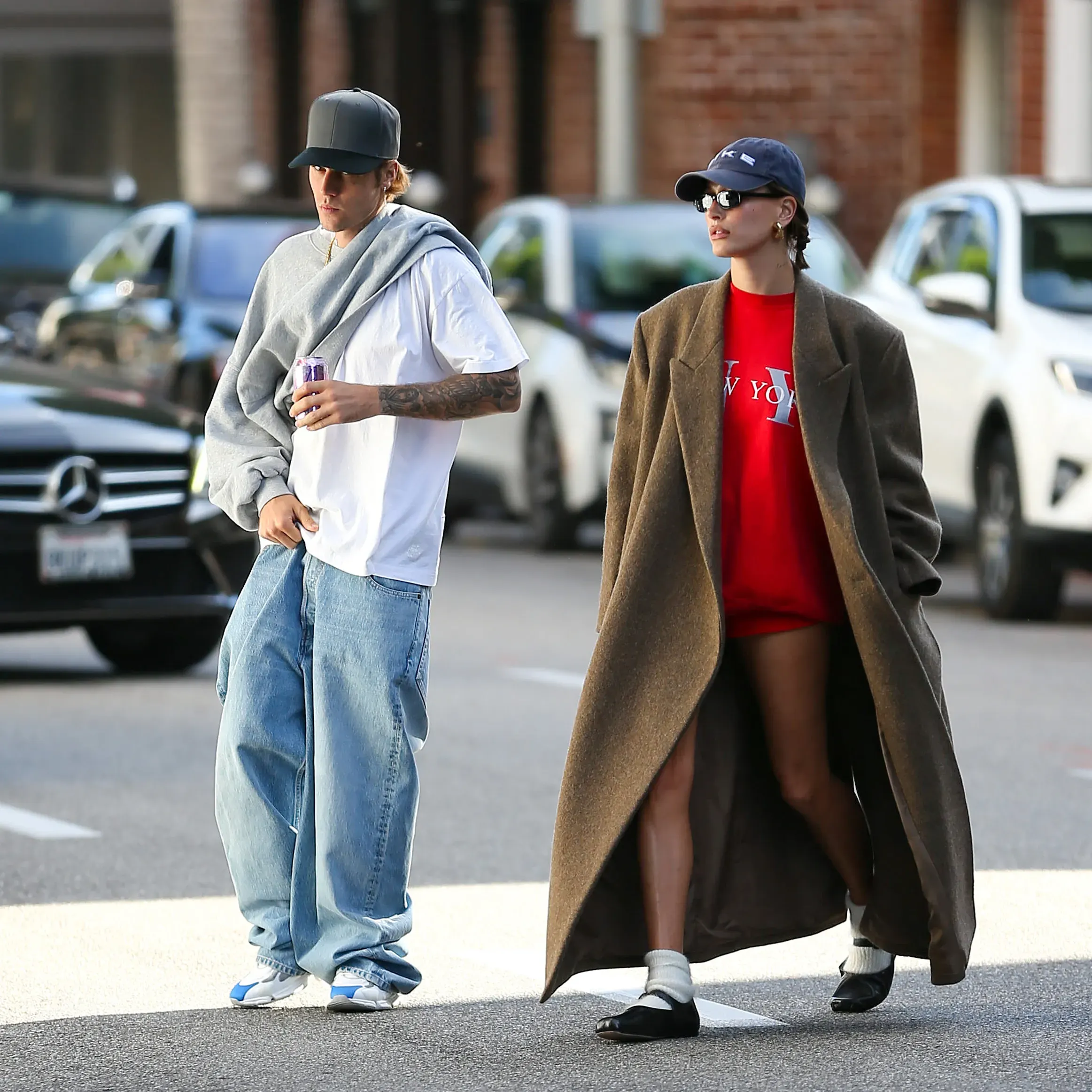 Hailey Bieber diện áo len oversized