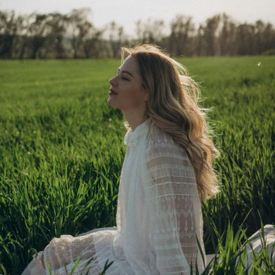 cô gái mặc áo trắng ngước lên nhìn trời tử vi ngày 9/12/2025