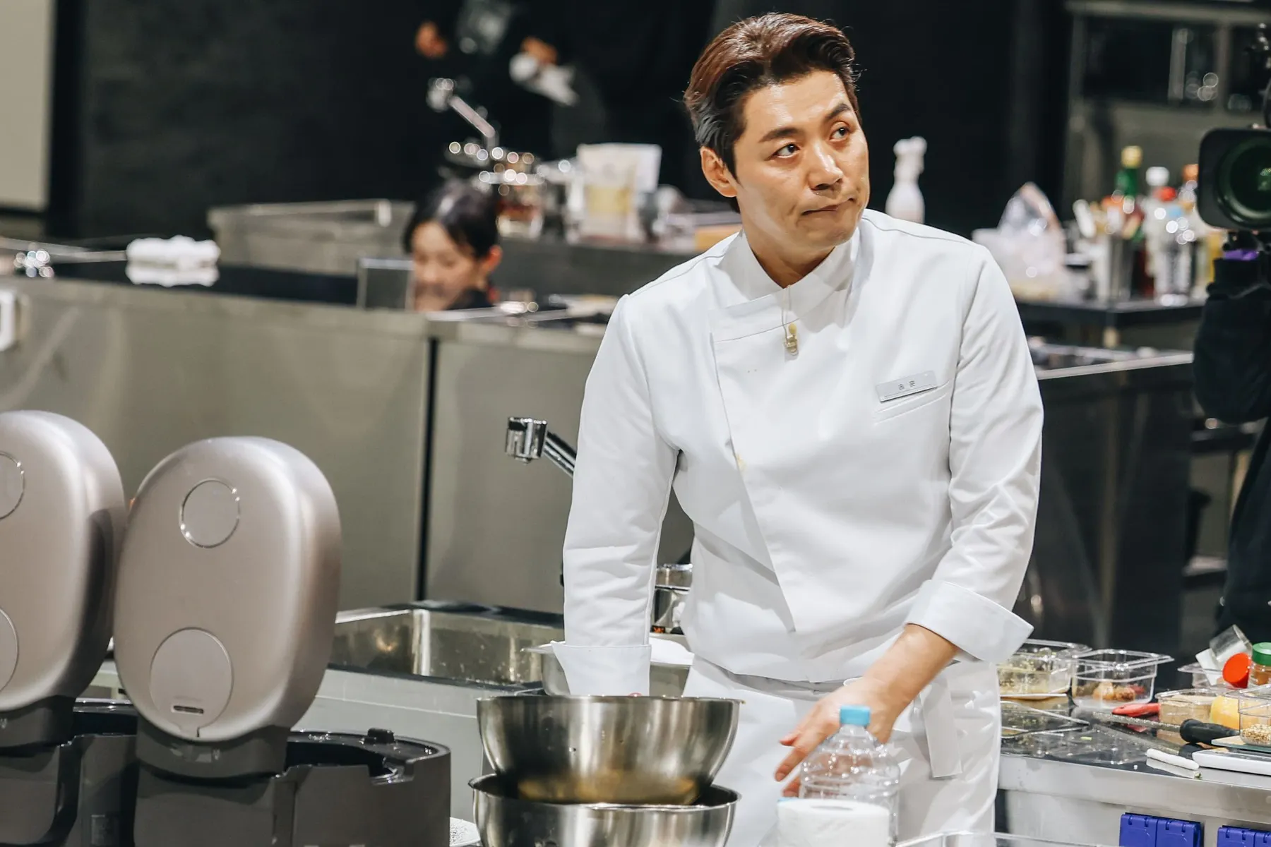 Đầu bếp Thìa trắng Song Hoon, giám khảo MasterChef Korea mùa 4.