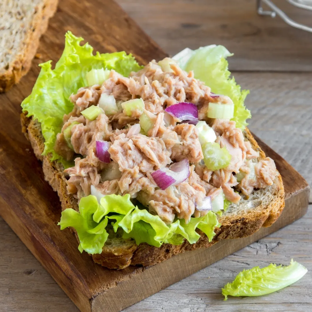 Hình ảnh salad cá ngừ ăn kèm bánh mì nướng.