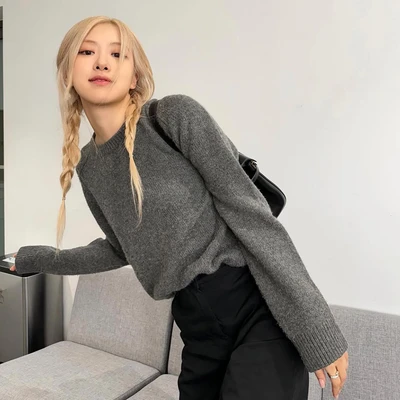 áo len xám luôn là món đồ kinh điển của mọi mùa thu