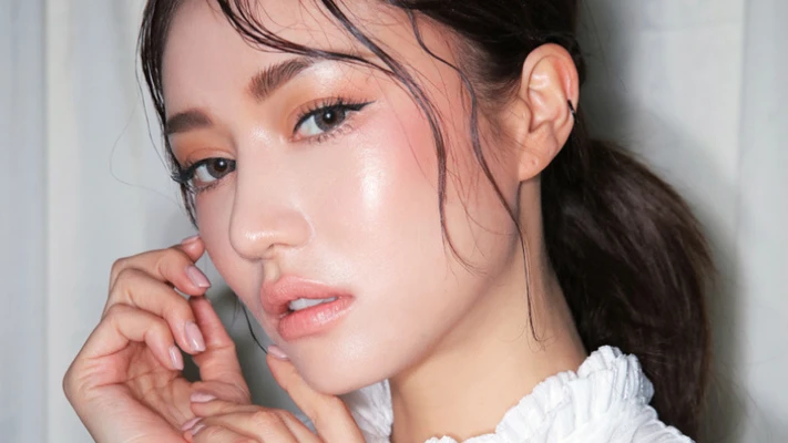 Mùa xuân ngọt liệm với phong cách trang điểm Pink Monochrome