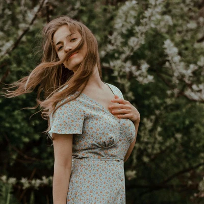 cô gái xõa tóc tử vi ngày 5/12/2025