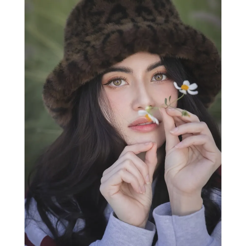 Nữ diễn viên Thái Lan Mai Davika dùng mũ che nắng để bảo vệ làn da nhạy cảm.