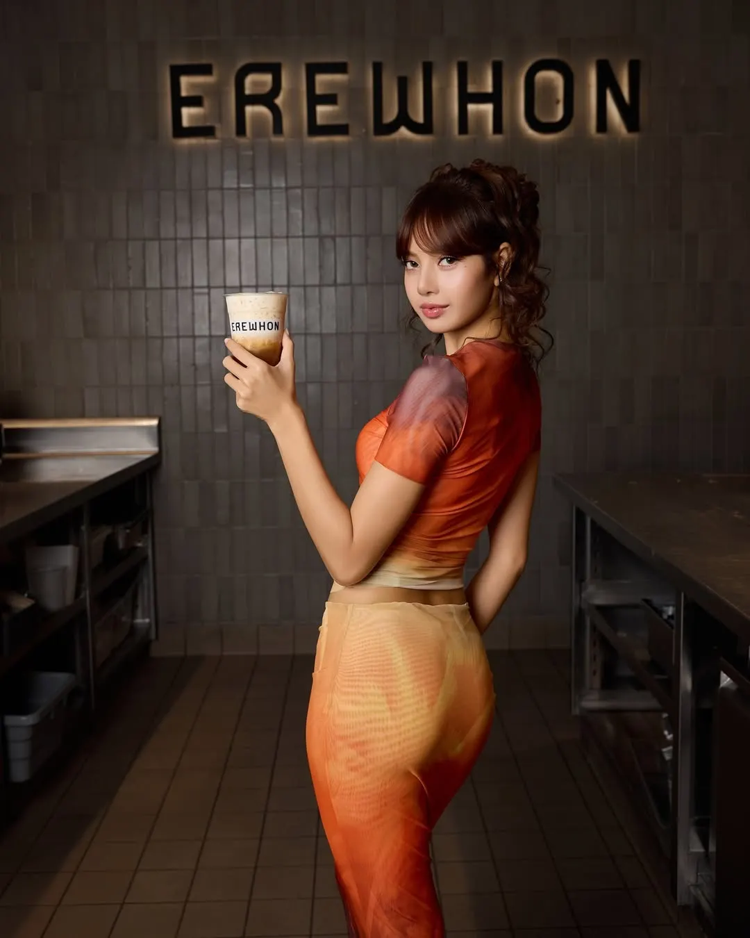 Lisa diện đầm cam bó sát