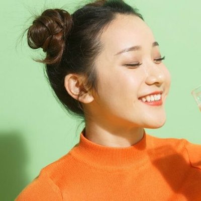 Cô gái cầm ly sữa đậu nành.