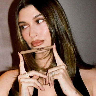Hailey Bieber chụp hình với sản phẩm thương hiệu Rhode