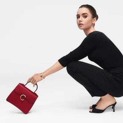 Lily Collins và chiếc túi Panthère de Cartier màu đỏ