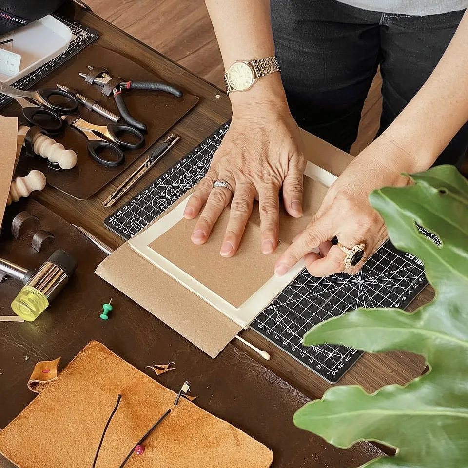 Chọn giấy làm sổ tay tại workshop của Sổ tay Noteworthy trong chiến dịch ELLE Lifestyle Map
