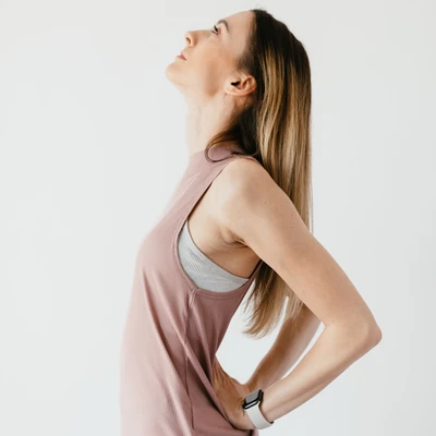 Cô gái tập kéo giãn cơ lưng