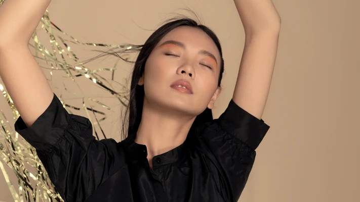 elle lắng nghe cô gái đứng nhắm mắt