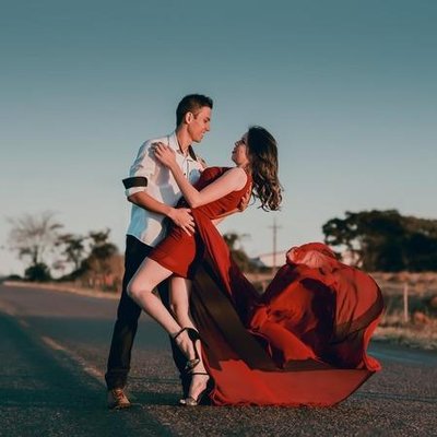 chàng trai và cô gái váy đỏ hẹn hò