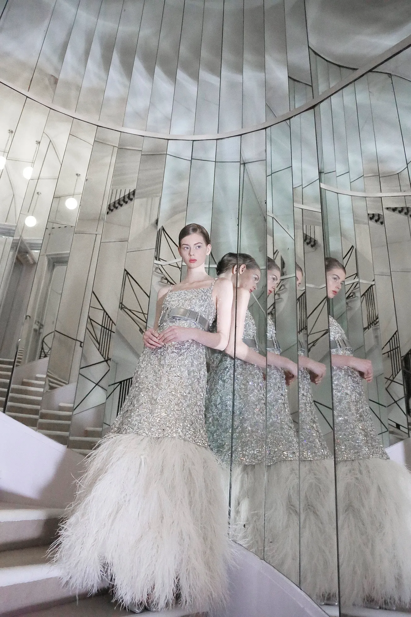Chanel Haute Couture Xuân Hè 2017 - Đôi tay hiện thực hóa giấc mơ