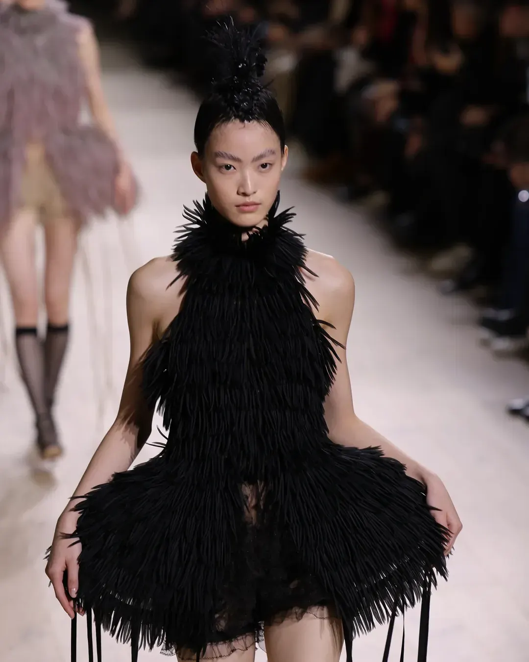 váy cổ yếm đính lông vũ Dior