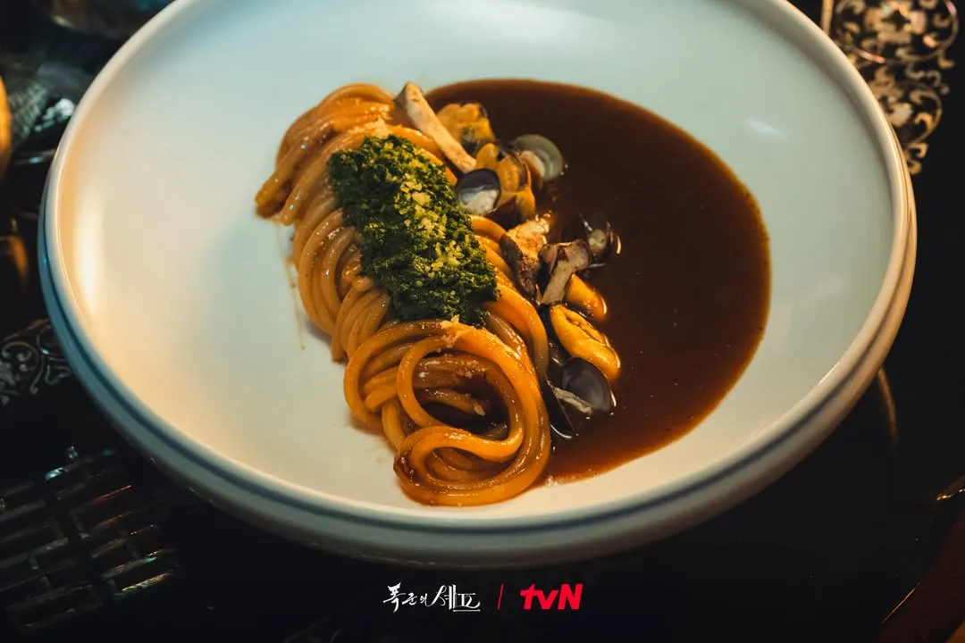Mỳ sốt đậu nành có trong món ăn ngự trù của bạo chúa.