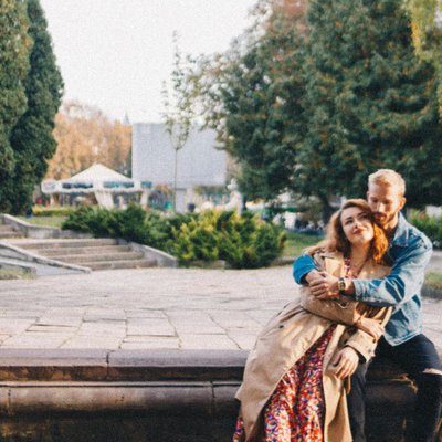 cô gái và twin flames ngồi cạnh nhau