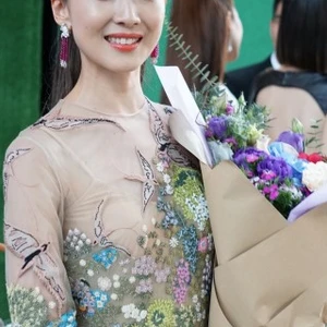 Jeanette Aw nổi bật tại Stars Awards 2016 với trang sức Cartier